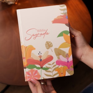 Segunda imagem do produto Bíblia Sagrada Flores | KJA  | Letra Maior | Capa Dura