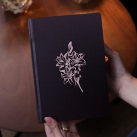 Segunda imagem do produto Bíblia Sagrada Flores | KJA  | Letra Maior | Capa Dura Vinho