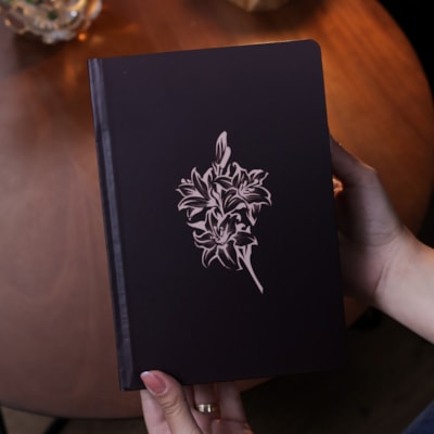 Segunda imagem do produto Bíblia Sagrada Flores | KJA | Letra Maior | Capa Dura Vinho