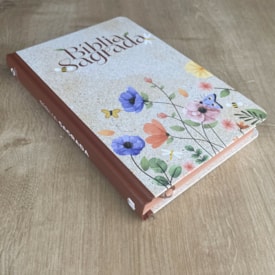 Segunda imagem do produto Bíblia Sagrada Flores | NAA | Letra Normal | Capa Dura