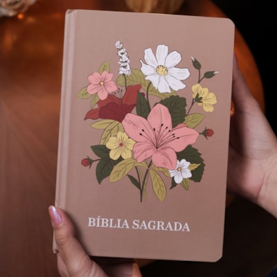 Segunda imagem do produto Bíblia Sagrada Flores Variadas | KJA | Letra Maior | Capa Dura