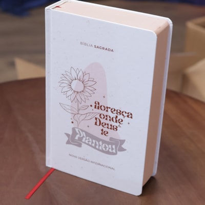 Segunda imagem do produto Bíblia Sagrada Floresça | NVI | Letra Maior | Capa Dura