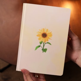 Segunda imagem do produto Bíblia Sagrada Girassol | KJA | Letra Maior | Capa Dura