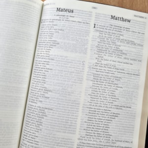 Segunda imagem do produto Bíblia Sagrada - Holy Bible | Português e Inglês | NVI Letra Normal | Azul