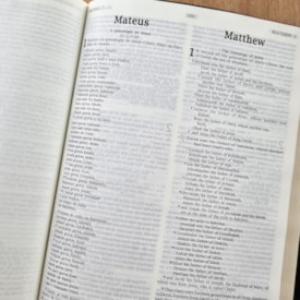 Segunda imagem do produto Bíblia Sagrada - Holy Bible | Português e Inglês | NVI Letra Normal | Azul