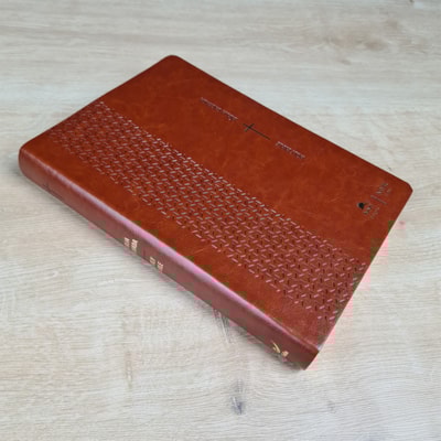 Segunda imagem do produto Bíblia Sagrada Holy Bible | Português e Inglês | NVI | Letra Normal | Capa Luxo Marrom