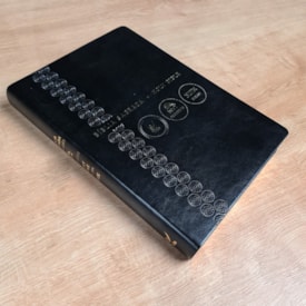 Segunda imagem do produto Bíblia Sagrada - Holy Bible | Português e Inglês | NVI Letra Normal | Preta