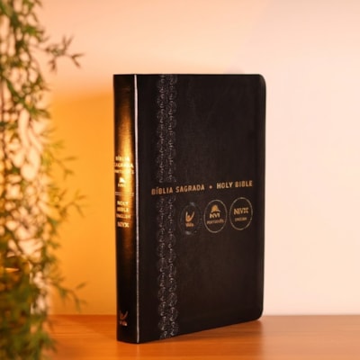 Segunda imagem do produto Bíblia Sagrada - Holy Bible | Português e Inglês | NVI Letra Normal | Preta