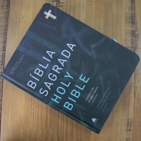 Segunda imagem do produto Bíblia Sagrada Holy Biblie Creation | Bilíngue Português E Inglês | Nova Versão Internacional