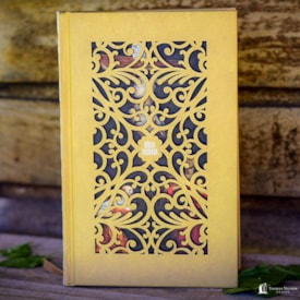 Segunda imagem do produto Bíblia Sagrada Jesus Cristo Artística | NVI | Letra Normal | Capa Dura Dourada