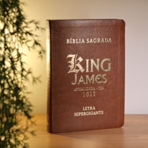 Segunda imagem do produto Bíblia Sagrada King James | KJA | Letra Hipergigante | Com Índice | Capa PU Luxo Marrom