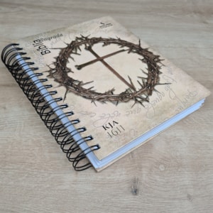 Segunda imagem do produto Bíblia Sagrada KJA 1611 | Letra Normal | Capa Dura Espiral Coroa de Espinhos