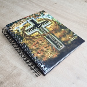 Segunda imagem do produto Bíblia Sagrada KJA 1611 | Letra Normal | Capa Dura Espiral Cruz