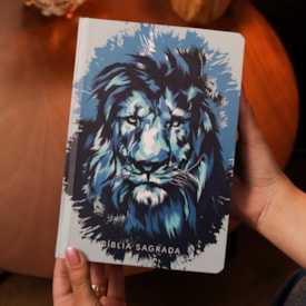 Segunda imagem do produto Bíblia Sagrada Leão Azul | KJA  | Letra Maior | Capa Dura