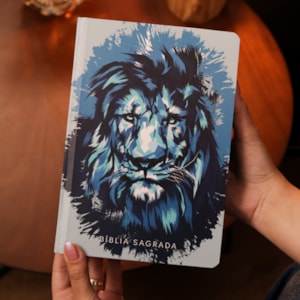 Segunda imagem do produto Bíblia Sagrada Leão Azul | KJA  | Letra Maior | Capa Dura