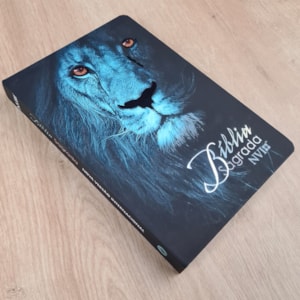 Segunda imagem do produto Bíblia Sagrada Leão Azul | NVI | Letra Normal | Capa Dura