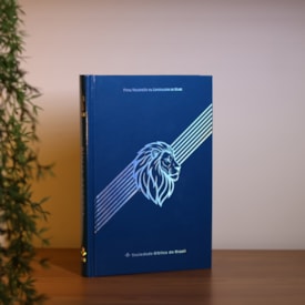 Segunda imagem do produto Bíblia Sagrada Leão | NTLH | Capa Dura Azul Escuro