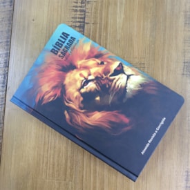 Segunda imagem do produto Bíblia Sagrada Leão Pintura | ARC | Letra Grande| Capa Dura | Harpa Avivada e Corinhos