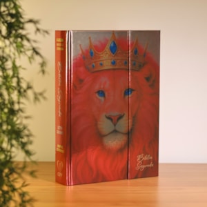 Segunda imagem do produto Bíblia Sagrada Leão Rosa | ARC | Letra Gigante | Harpa Avivada e Corinhos | Capa Dura Carteira