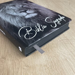 Bíblia Sagrada Leão Universo | NAA | Letra Normal | Capa Dura