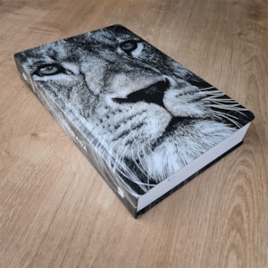 Segunda imagem do produto Bíblia Sagrada Leão Yahweh | NVT | Letra Grande | Capa Dura