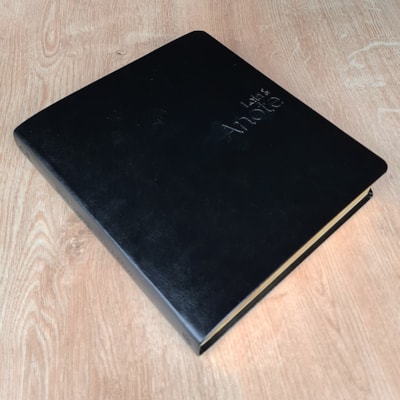 Segunda imagem do produto Bíblia Sagrada Leia e Anote | NVT | Letra Normal | Capa Luxo Preta