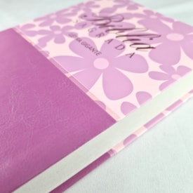 Segunda imagem do produto Bíblia Sagrada | Letra Gigante | NAA | Capa Luxo Primavera Violeta