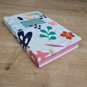 Segunda imagem do produto Bíblia Sagrada  | Letra Normal | ARA | Capa Dura Branca Flores