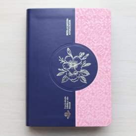 Segunda imagem do produto Bíblia Sagrada | Letra Supergigante | NAA | Capa Luxo Azul e Rosa