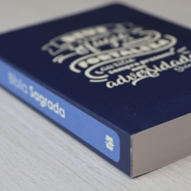 Segunda imagem do produto Bíblia Sagrada Lettering | NVI | Capa Brochura Azul