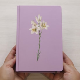 Segunda imagem do produto Bíblia Sagrada Lírios | ARC | Letra Maior | Harpa e Corinhos | Capa Dura