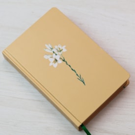 Segunda imagem do produto Bíblia Sagrada Lírios | NVI | Capa Dura Amarela