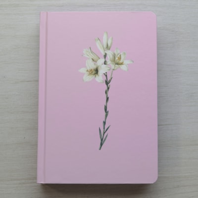 Segunda imagem do produto Bíblia Sagrada Lírios | NVI | Letra Maior | Capa Dura Rosa