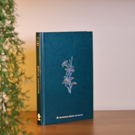 Segunda imagem do produto Bíblia Sagrada Mare | ARA | Lírios | Capa Dura Verde