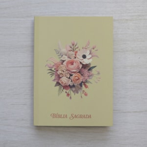 Segunda imagem do produto Bíblia Sagrada Média Buquê de Flores | ARC | Capa Brochura