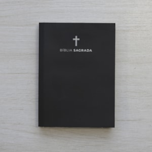 Segunda imagem do produto Bíblia Sagrada Média Cruz | ARC | Capa Brochura Preta