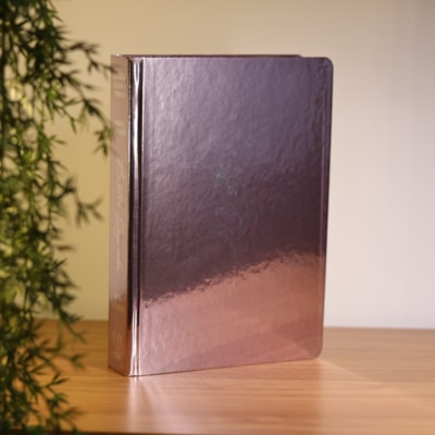 Segunda imagem do produto Bíblia Sagrada Minimalista Lilás | ARC | Letra Gigante | Harpa Avivada e Corinhos | Capa Dura