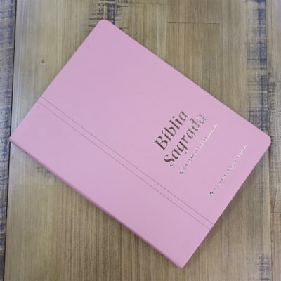 Segunda imagem do produto Bíblia Sagrada | NAA | Letra Normal | Capa Couro Legítimo Rosa