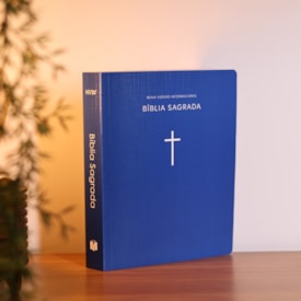 Segunda imagem do produto Bíblia Sagrada | NVI | Capa Brochura Cruz Azul