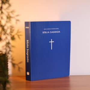 Segunda imagem do produto Bíblia Sagrada | NVI | Capa Brochura Cruz Azul