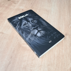 Segunda imagem do produto Bíblia Sagrada | NVI | Letra Normal | Capa Brochura Leão da Tribo de Juda