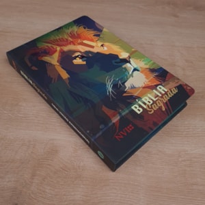 Segunda imagem do produto Bíblia Sagrada | NVI | Letra Normal | Capa Soft Touch | Leão Colorido