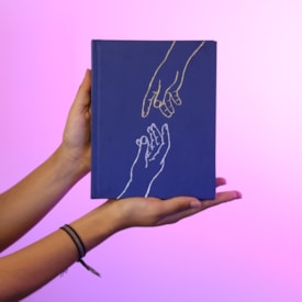 Segunda imagem do produto Bíblia Sagrada | NVI | Letra Normal | Espaço Anotações | Capa Dura | Mãos Que Oram