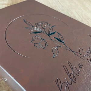 Segunda imagem do produto Bíblia Sagrada | NVT | Letra Grande | Capa Luxo Fendi