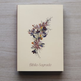 Segunda imagem do produto Bíblia Sagrada Orquídeas | NAA | Letra Normal | Capa Ilustrada