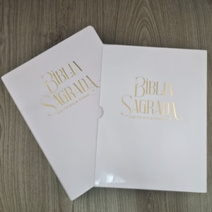 Segunda imagem do produto Bíblia Sagrada para Presente com Caixa | ARC | Capa Luxo Branca