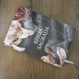 Segunda imagem do produto Bíblia Sagrada Pétala | NVI | Letra Normal | Capa Dura