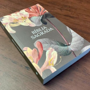 Segunda imagem do produto Bíblia Sagrada Pétalas | ARC | Letra Normal | Capa Brochura