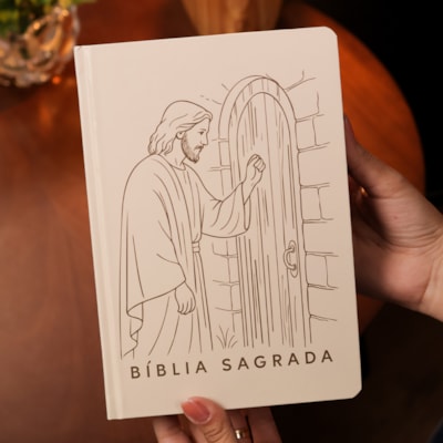 Segunda imagem do produto Bíblia Sagrada Porta | KJA  | Letra Maior | Capa Dura
