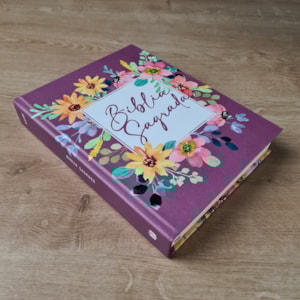 Segunda imagem do produto Bíblia Sagrada Primavera Alegre | NVI | Capa Dura com Espaço para Anotações